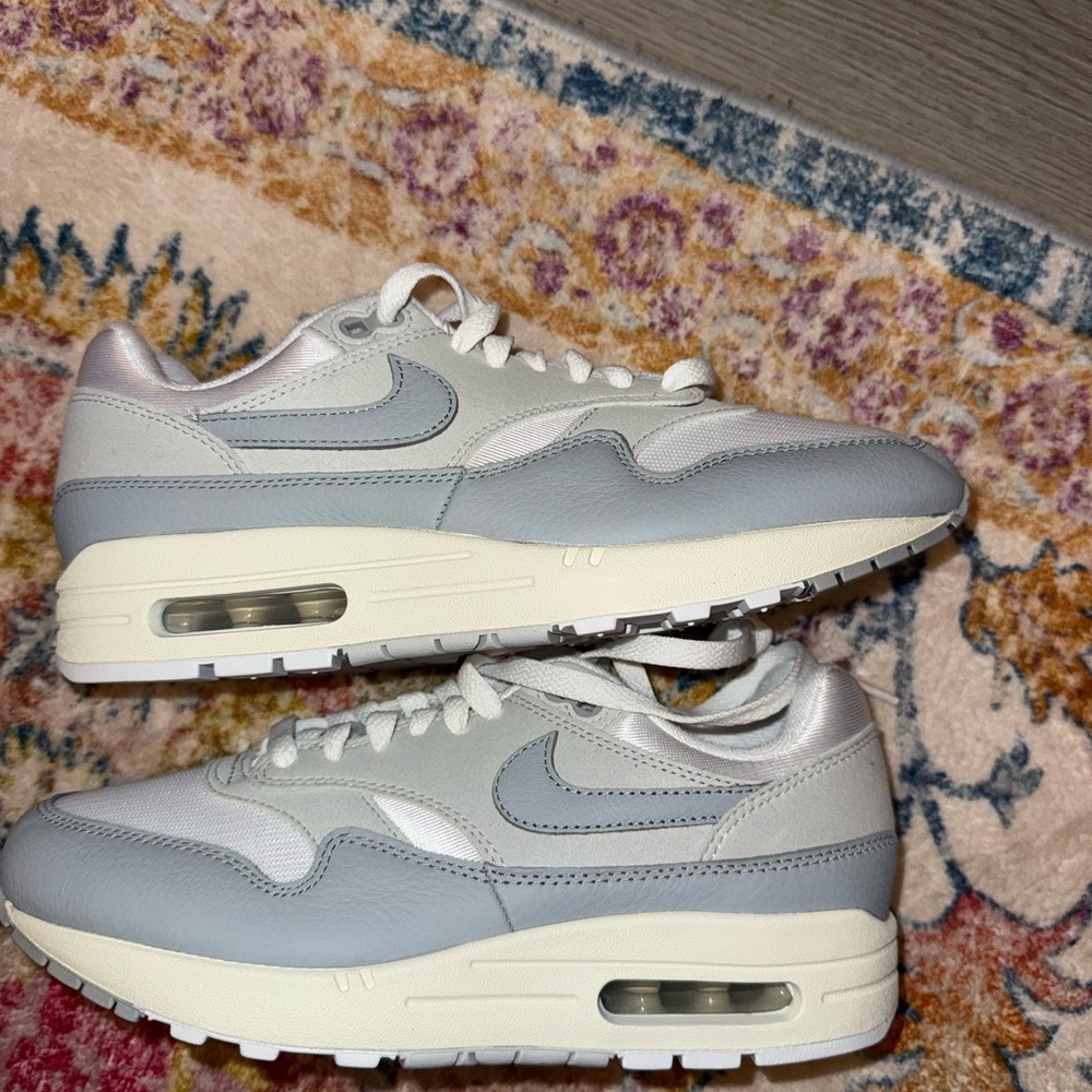 Nike air max one women’s size 9 brand new